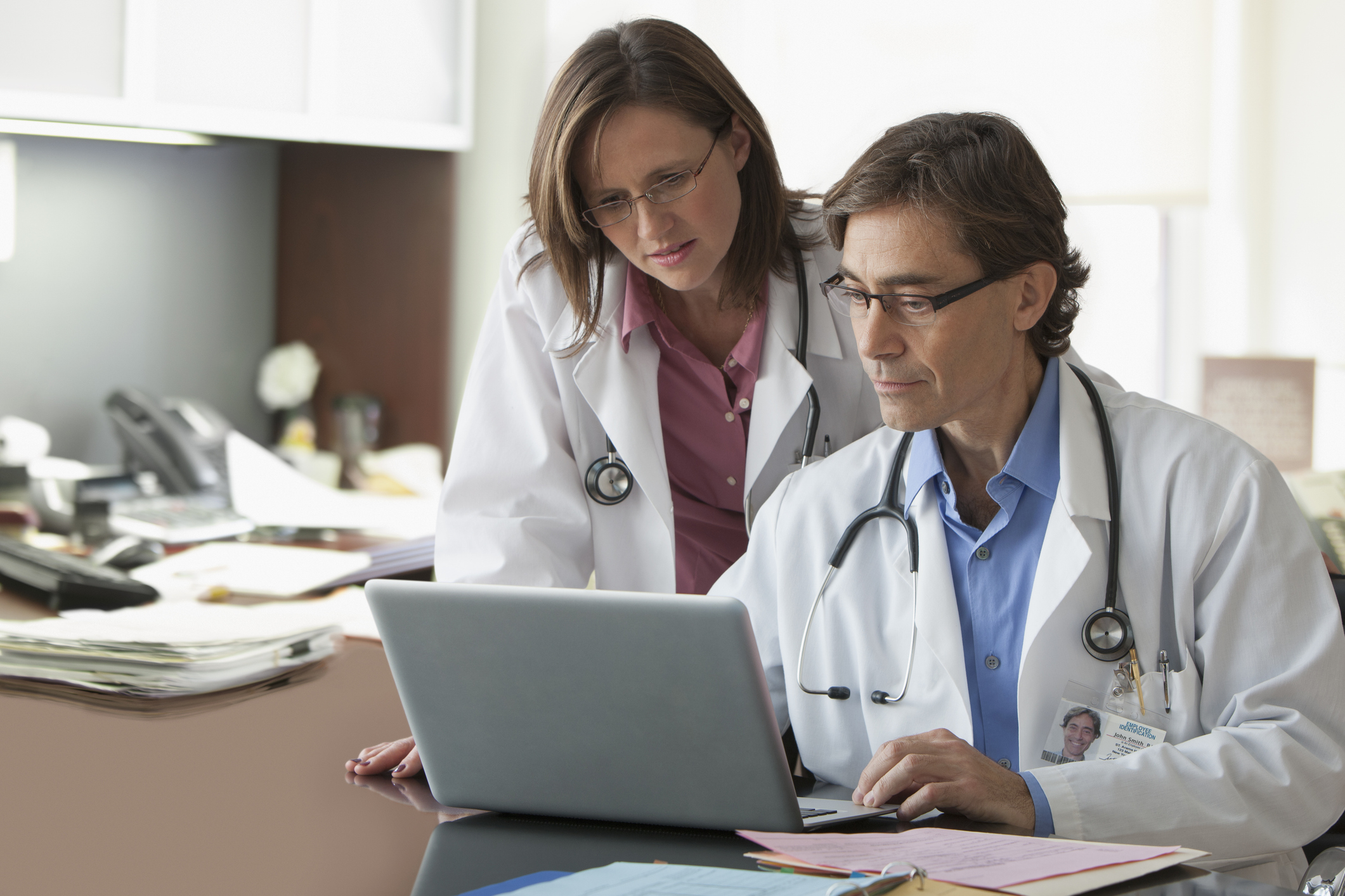 Un médecin et son remplaçant